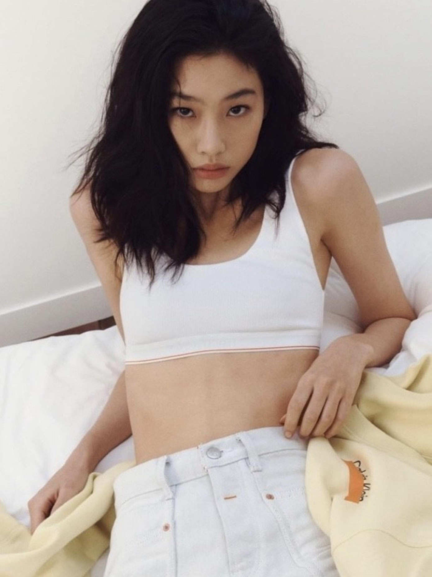 9. Jung Ho Yeon: Người mẫu 9x là trường hợp đặc biệt trong danh sách vì gia tài phim của cô chỉ vỏn vẹn một tác phẩm, là "Trò chơi con mực" - bộ phim ăn khách nhất Netflix tính đến thời điểm hiện tại. 9. Jung Ho Yeon: Người mẫu 9x là trường hợp đặc biệt trong danh sách vì gia tài phim của cô chỉ vỏn vẹn một tác phẩm, là "Trò chơi con mực" - bộ phim ăn khách nhất Netflix tính đến thời điểm hiện tại.