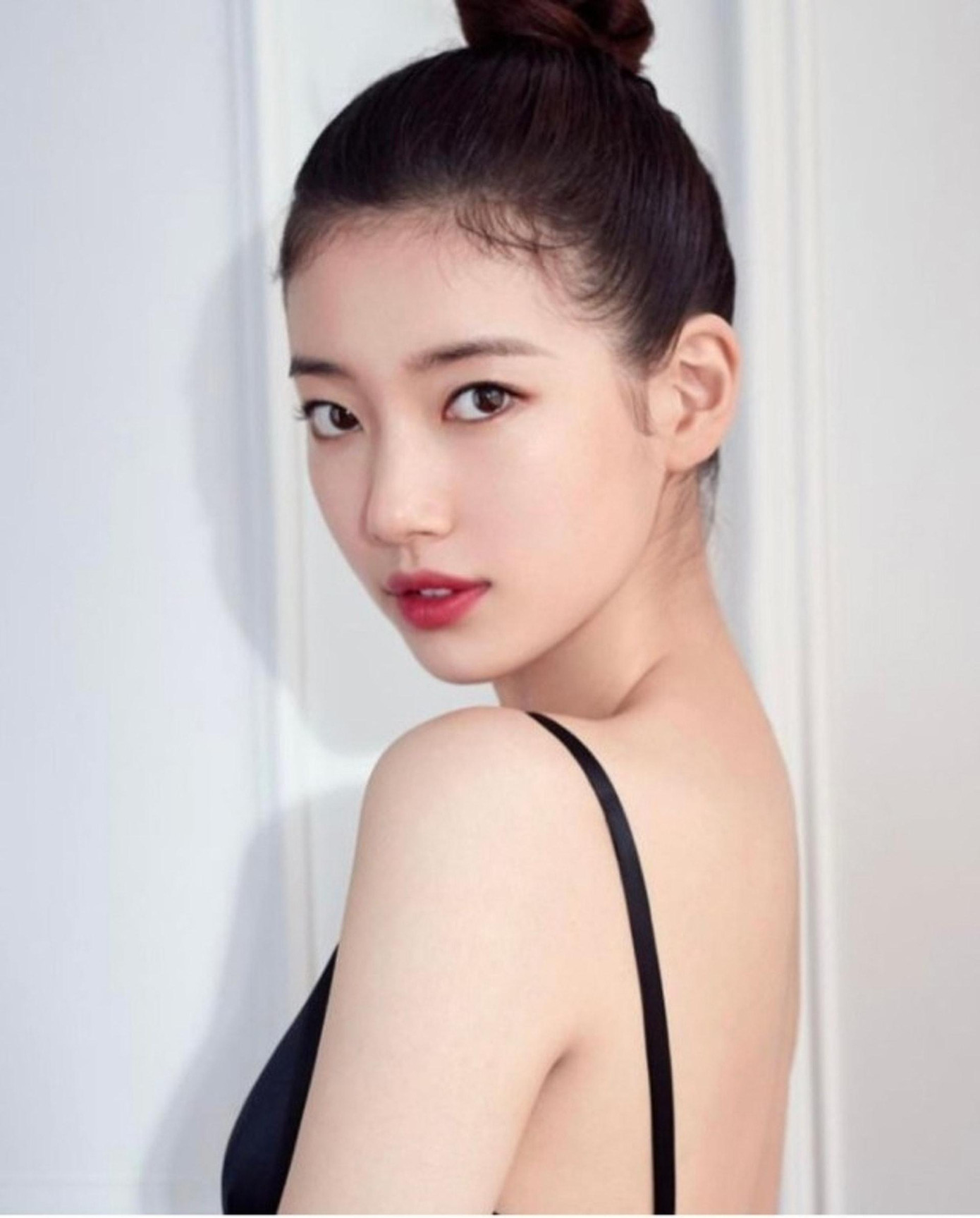 11. Suzy: "Tình đầu quốc dân" bắt đầu đóng phim vào năm 17 tuổi (2011). Các bộ phim gắn liền với tên tuổi cựu thành viên f(x) là "Bay cao ước mơ", "Cửu gia thư", "Yêu không kiểm soát", "Khi nàng say giấc", "Lãng khách"... 11. Suzy: "Tình đầu quốc dân" bắt đầu đóng phim vào năm 17 tuổi (2011). Các bộ phim gắn liền với tên tuổi cựu thành viên f(x) là "Bay cao ước mơ", "Cửu gia thư", "Yêu không kiểm soát", "Khi nàng say giấc", "Lãng khách"...