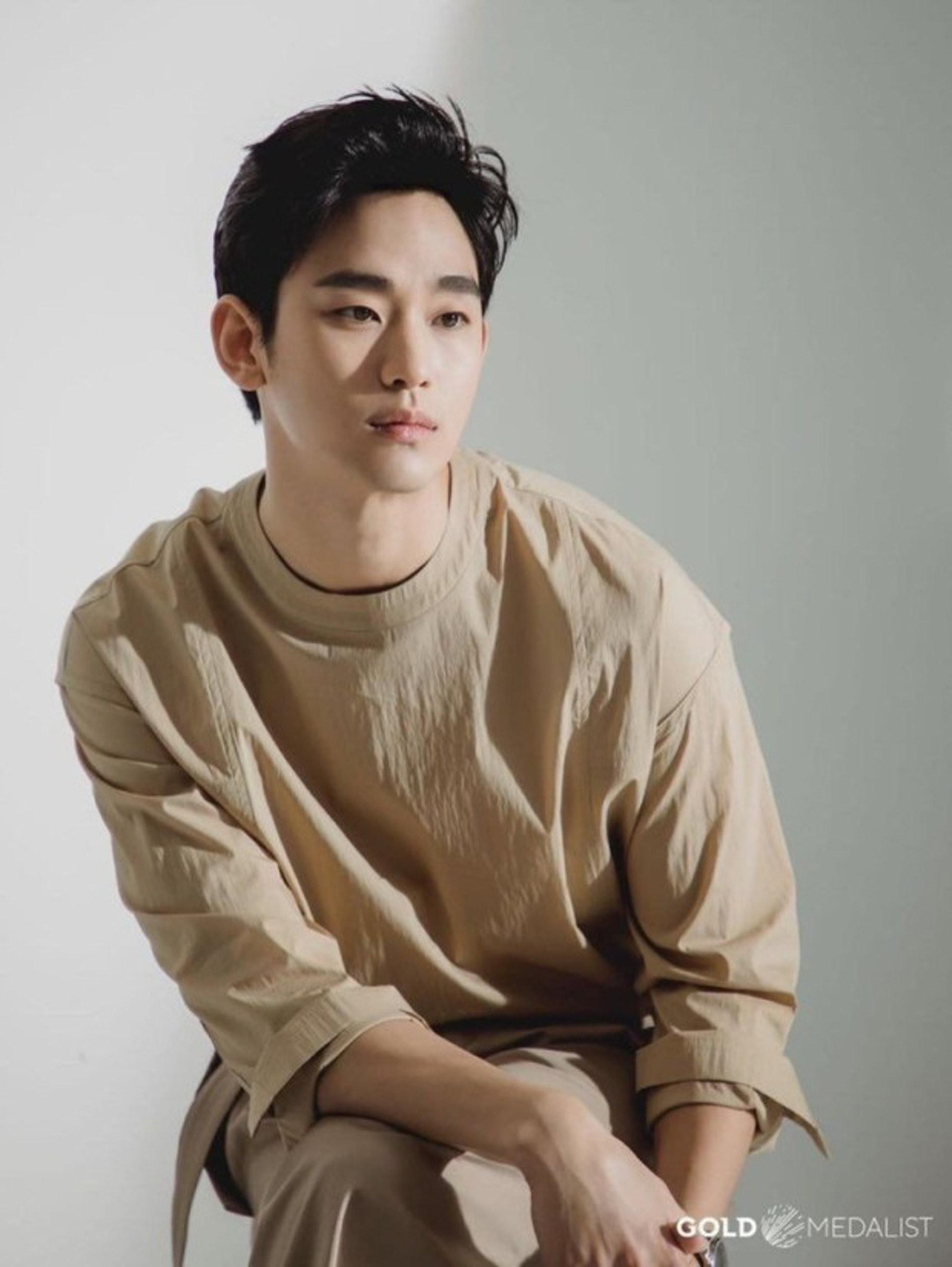 10. Kim Soo Hyun: Ngôi sao "Mặt trăng ôm Mặt trời" là diễn viên được trả lương cao nhất Hàn Quốc. So với danh tiếng của anh, hạng 10 được đánh giá là không tương xứng. Theo kết quả khảo sát, anh được yêu thích nhiều ở châu Á, nhưng lại kém nổi tại châu Âu. 10. Kim Soo Hyun: Ngôi sao "Mặt trăng ôm Mặt trời" là diễn viên được trả lương cao nhất Hàn Quốc. So với danh tiếng của anh, hạng 10 được đánh giá là không tương xứng. Theo kết quả khảo sát, anh được yêu thích nhiều ở châu Á, nhưng lại kém nổi tại châu Âu.