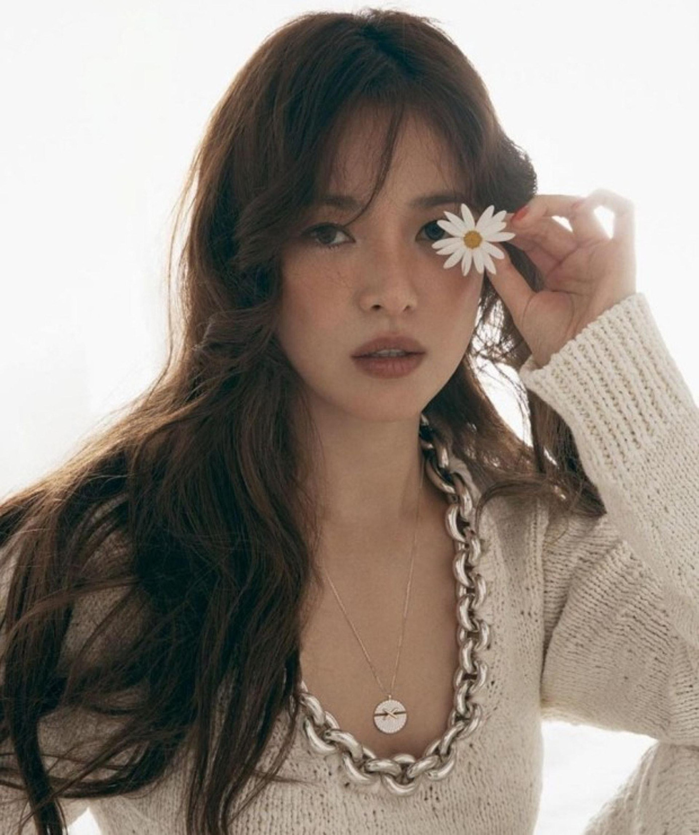 4. Song Hye Kyo: "Nữ thần mặt mộc" 8x là "bóng hồng" duy nhất trong Top 5, đồng thời là nữ diễn viên Hàn Quốc được yêu thích nhất thế giới. Cô nhận được 2,2% phiếu bầu. 4. Song Hye Kyo: "Nữ thần mặt mộc" 8x là "bóng hồng" duy nhất trong Top 5, đồng thời là nữ diễn viên Hàn Quốc được yêu thích nhất thế giới. Cô nhận được 2,2% phiếu bầu.