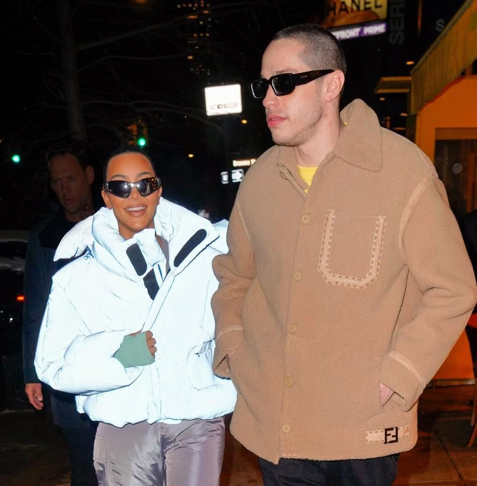 Hai người cũng chăm chỉ thể hiện các cử chỉ thân mật nơi công cộng hơn.