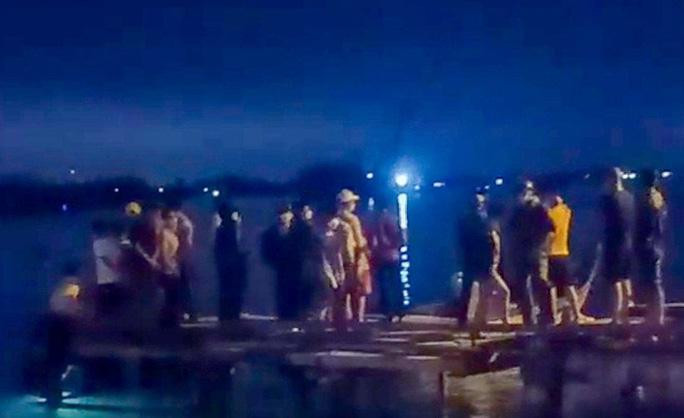 Hàng chục người tìm kiếm tung tích bé gái 5 tuổi bị cha ném xuống sông trong đêm. Ảnh: NLĐ