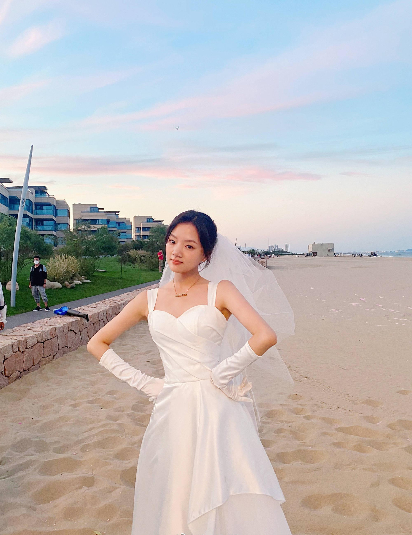 Mỹ nhân có 37 cảnh hôn với Tiêu Chiến trong “Ngọc cốt dao”, Nhậm Mẫn, hoá cô dâu bé xinh tạo dáng đáng yêu trên bãi biển. Mỹ nhân có 37 cảnh hôn với Tiêu Chiến trong “Ngọc cốt dao”, Nhậm Mẫn, hoá cô dâu bé xinh tạo dáng đáng yêu trên bãi biển.