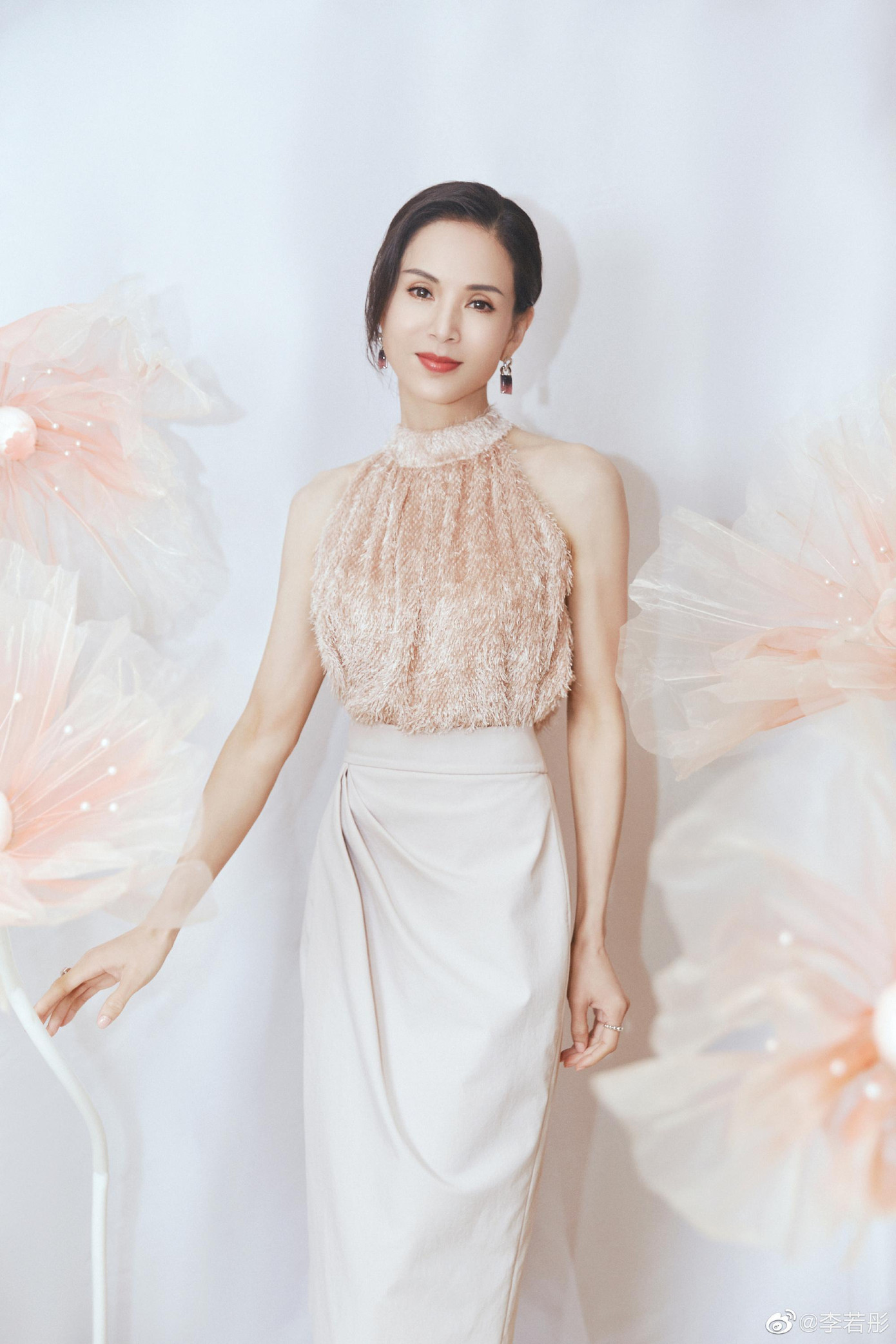 Không lâu sau đó, “cô cô” tiếp tục chia sẻ bộ ảnh mang phong cách thanh lịch. Cô viết: “Như tôi vẫn thường nói, Lễ Tình nhân chỉ là hình thức. Càng lớn tuổi, bạn càng hiểu ra một chân lý, đừng quan tâm đến những hình thức này, hãy coi ngày nào cũng như ngày lễ tình nhân. Ước gì trên đời vẫn có những đôi tình nhân biết yêu, biết yêu mình và yêu người khác, hạnh phúc ngọt ngào mỗi ngày”. Không lâu sau đó, “cô cô” tiếp tục chia sẻ bộ ảnh mang phong cách thanh lịch. Cô viết: “Như tôi vẫn thường nói, Lễ Tình nhân chỉ là hình thức. Càng lớn tuổi, bạn càng hiểu ra một chân lý, đừng quan tâm đến những hình thức này, hãy coi ngày nào cũng như ngày lễ tình nhân. Ước gì trên đời vẫn có những đôi tình nhân biết yêu, biết yêu mình và yêu người khác, hạnh phúc ngọt ngào mỗi ngày”.