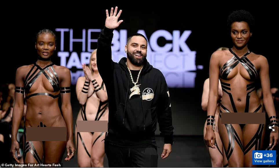 Alvarez được mệnh danh là "vua băng dính" khi sử dụng băng dính chuyên dụng thay cho quần áo. Alvarez được mệnh danh là "vua băng dính" khi sử dụng băng dính chuyên dụng thay cho quần áo.