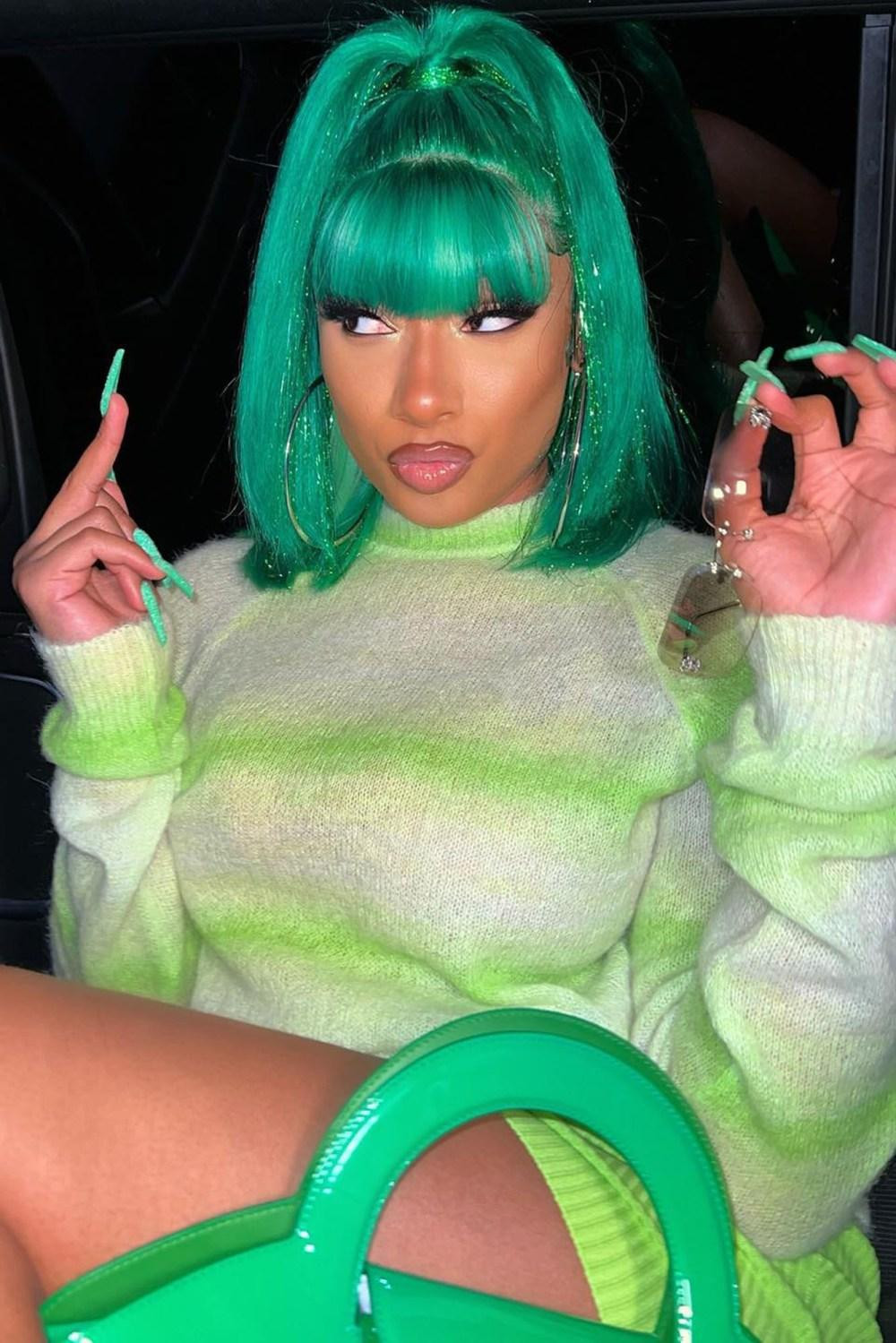 Nữ ca sĩ Megan Thee Stallion gây ấn tượng với "cây" xanh từ tóc đến móng tay, túi xách và trang phục. Nữ ca sĩ Megan Thee Stallion gây ấn tượng với "cây" xanh từ tóc đến móng tay, túi xách và trang phục.