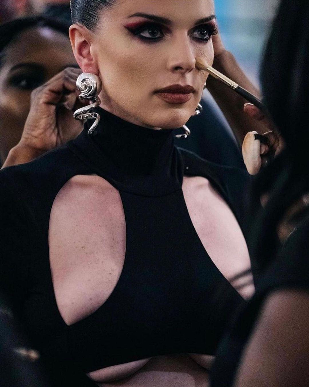 Show thời trang diễn ra ngay sau khi Julia xác nhận đã kết thúc mối tình kéo dài 6 tuần với Kanye West. Người đẹp phủ nhận khóc lóc tại sân bay, đồng thời tuyên bố chưa bao giờ yêu rapper 7x.