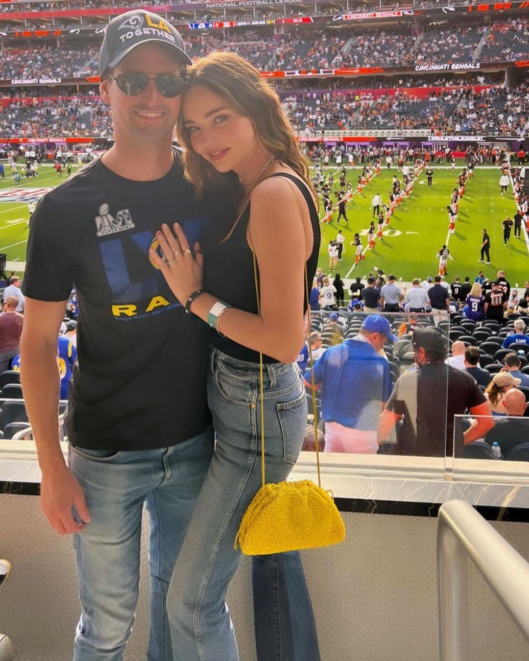 Cựu “thiên thần nội y” Miranda Kerr nép mình bên người chồng tỷ phú công nghệ kém 7 tuổi Evan Spiegel trên khán đài trận đấu bóng bầu dục.