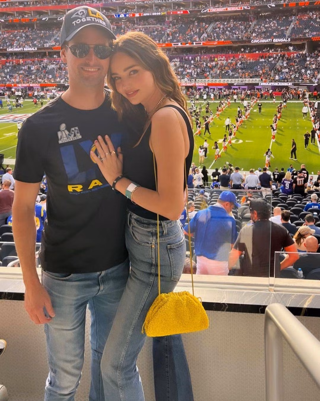 Cựu “thiên thần nội y” Miranda Kerr nép mình bên người chồng tỷ phú công nghệ kém 7 tuổi Evan Spiegel trên khán đài trận đấu bóng bầu dục. Cựu “thiên thần nội y” Miranda Kerr nép mình bên người chồng tỷ phú công nghệ kém 7 tuổi Evan Spiegel trên khán đài trận đấu bóng bầu dục.