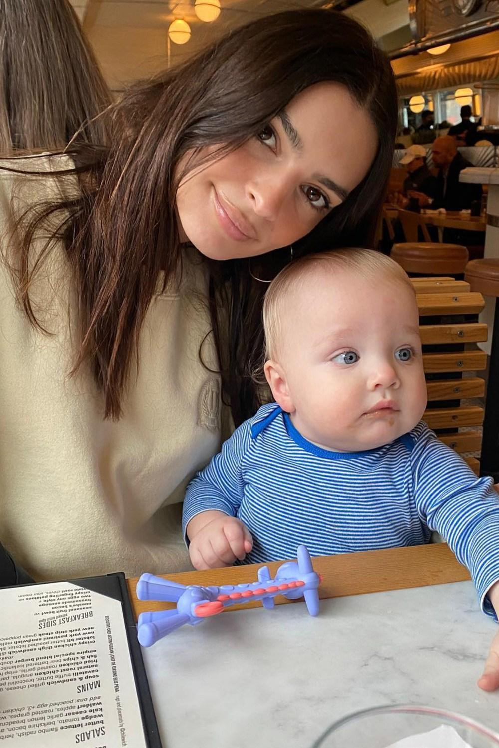 Người mẫu Emily Ratajkowski tranh thủ chụp ảnh selfie cùng con trai đầu lòng Sylvester trong lúc chờ món ăn được phục vụ. Người mẫu Emily Ratajkowski tranh thủ chụp ảnh selfie cùng con trai đầu lòng Sylvester trong lúc chờ món ăn được phục vụ.