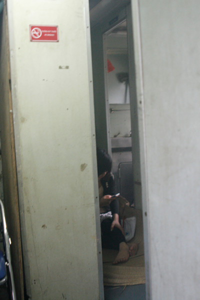 Hành khách được nhân viên trải chiếu cho vào khu vệ sinh