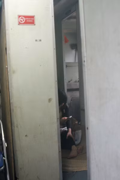 Hành khách được nhân viên trải chiếu cho vào khu vệ sinh. Hành khách được nhân viên trải chiếu cho vào khu vệ sinh