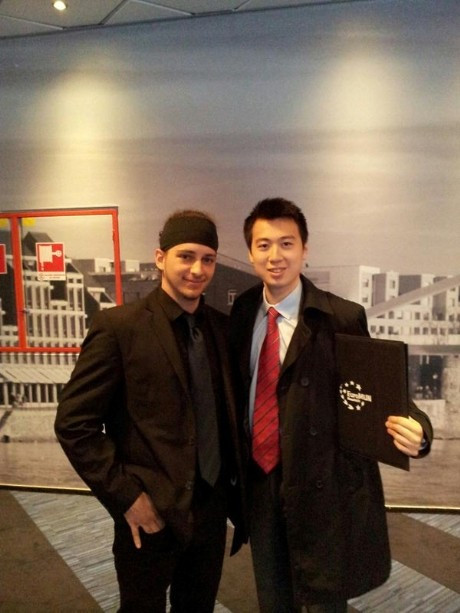 Chàng trai Ngô Di Lân (bên phải) với khả năng hùng biện đáng nể