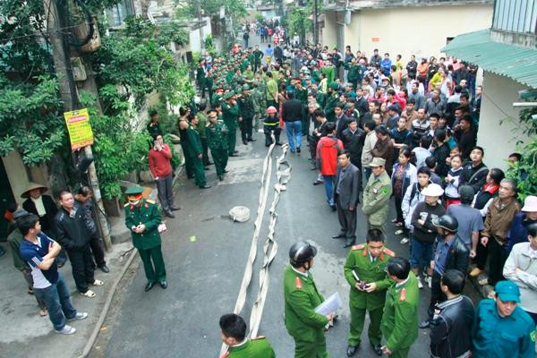 Lực lượng công an, quân đội dàn trận dập lửa