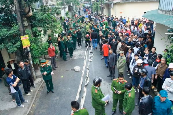 Lực lượng công an, quân đội dàn trận dập lửa