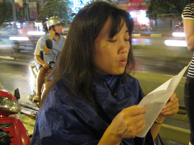 Nhiều người còn mang cả những lời cúng viết sẵn đến đọc