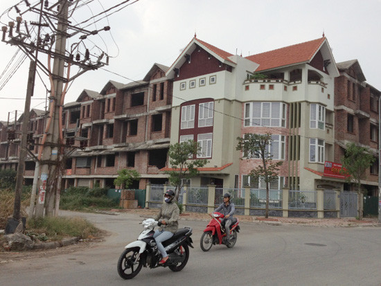  Thị trường bất động sản đóng băng, người có nhu cầu thực về nhà ở không mua được nhà trong khi những căn biệt thự, liền kề, khu dự án đắp chiếu, theo nhận định của nhiều chuyên gia, là bi kịch của nền kinh tế. Nhà đầu tư, người có nhu cầu thật cũng đang tháo chạy khỏi những dự án nhiều tiền và chuyển sang phân khúc bình dân. Điều này cũng là lý giải cho sự sốt nóng của thị trường khi hàng loạt dự án nhà nhỏ giá mềm bung ra thời gian vừa qua