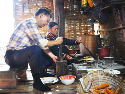 Tự tay giã muối ớt