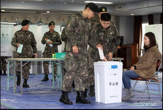 Binh sĩ bỏ phiếu bầu cử tổng thống vào hòm phiếu 