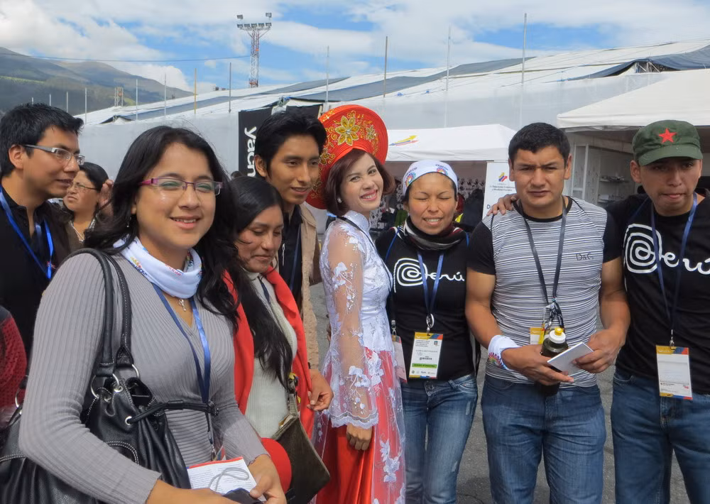 Nữ nghệ sĩ đàn bầu Nguyễn Thị Thủy được nhiều bạn quốc tế xin chụp ảnh cùng. Nữ nghệ sĩ đàn bầu Nguyễn Thị Thủy