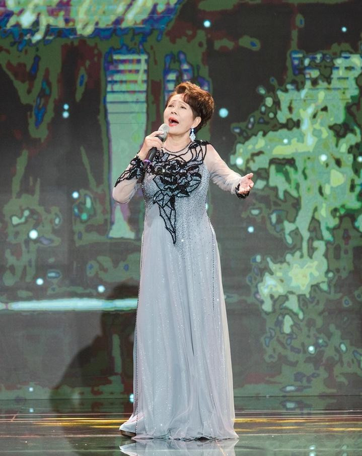 Và chị cũng xuất hiện trên sân khấu với vai trò ca sỹ