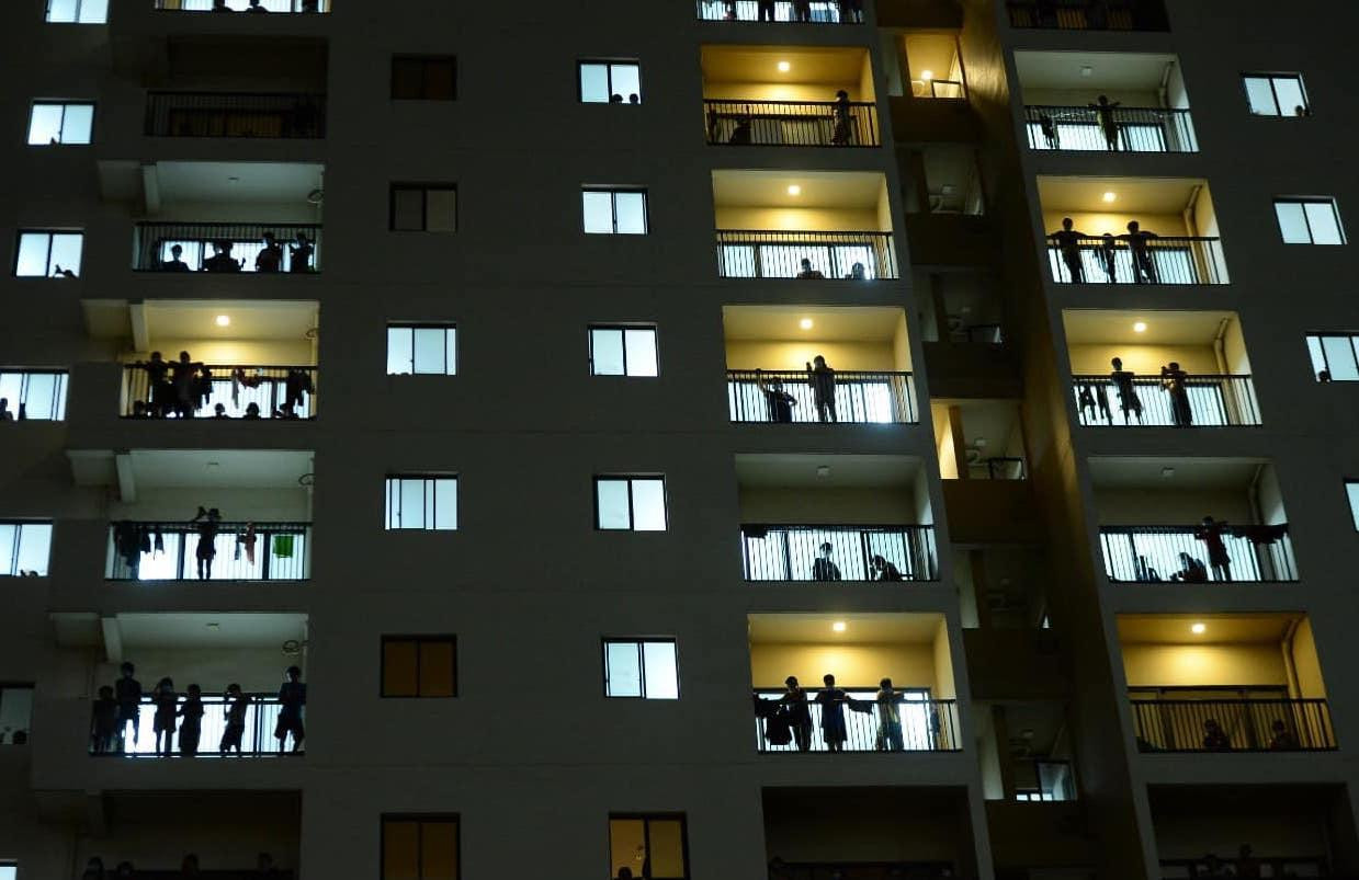 Tuân thủ sự giãn cách, khán giả coi ca nhạc từ hành lang phòng bệnh (ảnh Nguyễn Á)