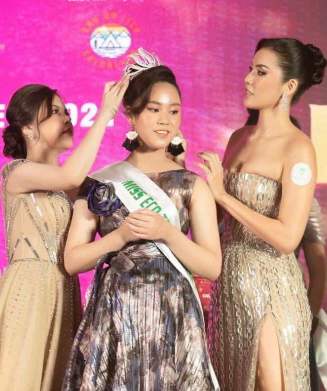 Vũ Huyền Diệu (Giữa) nhận Vương miện từ BTC