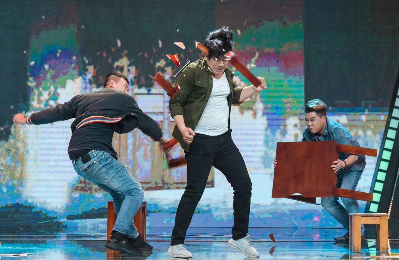 Bùi Công Danh (Giữa) thể hiện màn đánh võ xuất sắc