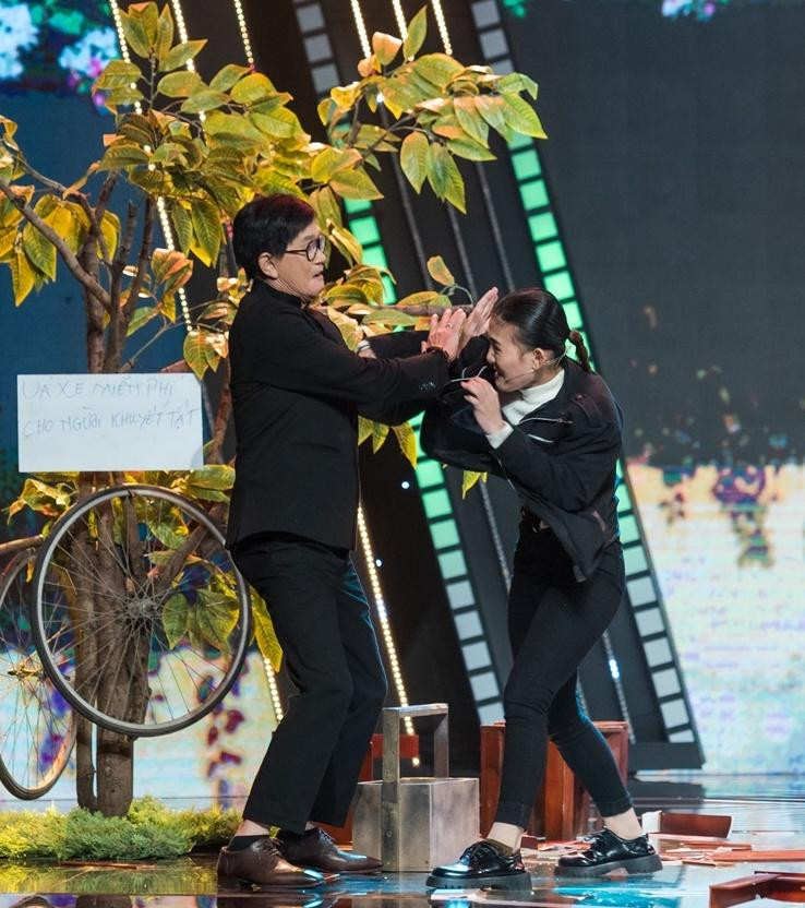 Dù ở tuổi 76 nhưng NSƯT Thanh Điền vẫn thể hiện tốt màn võ thuật trên sân khấu