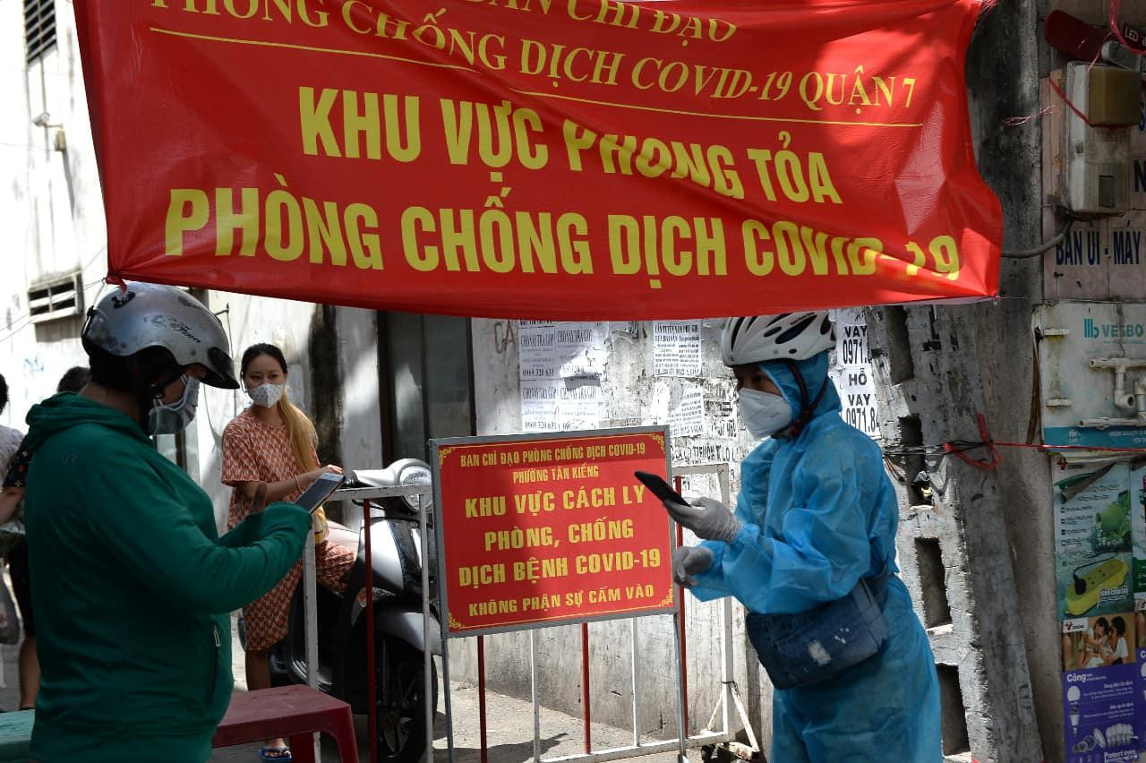 Thái Thuỳ Linh cũng đi khảo sátcác điểm cách ly (Ảnh Nguyễn Á)