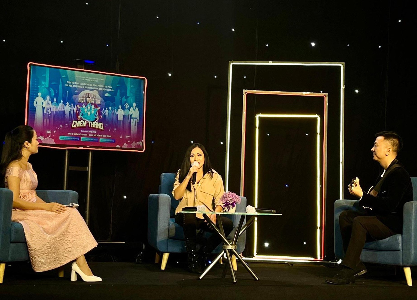 Ca sỹ Phương Thanh đang kể những ngày chống dịch trong một talkshow Ca sỹ Phương Thanh đang kể những ngày chống dịch trong một talkshow