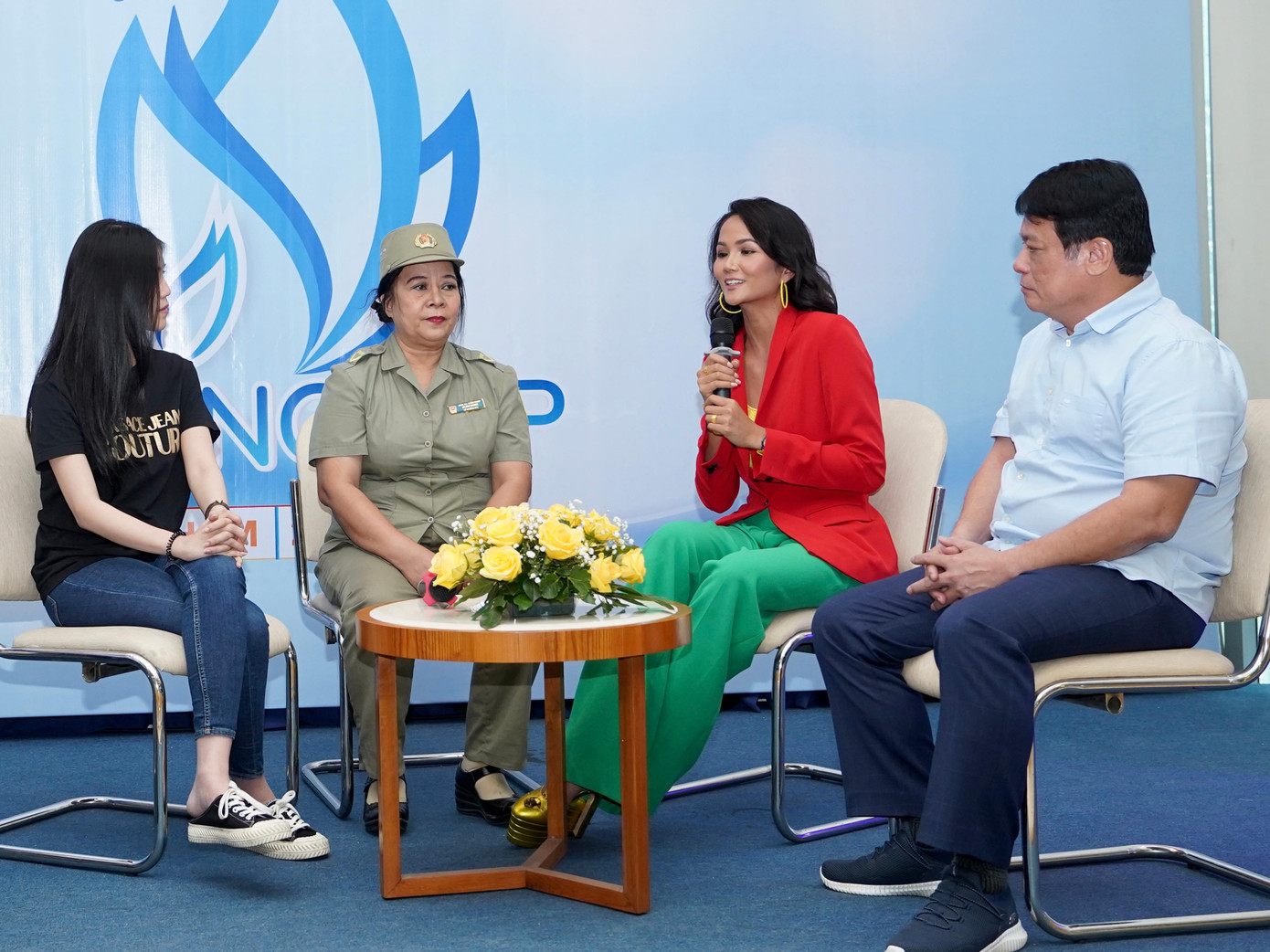 Hoa hậu H'Hen Niê chia sẻ với mọi người