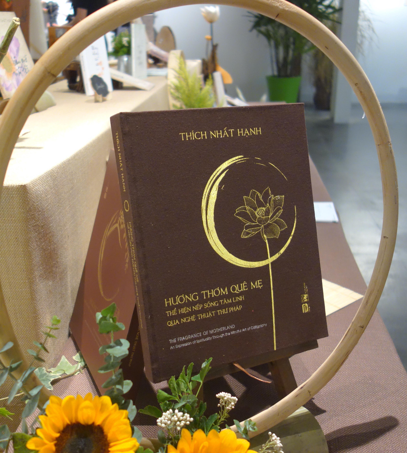 Sánh "Hương thơm quê mẹ" lần đầu ra mắt bạn đọc Sánh "Hương thơm quê mẹ" lần đầu ra mắt bạn đọc