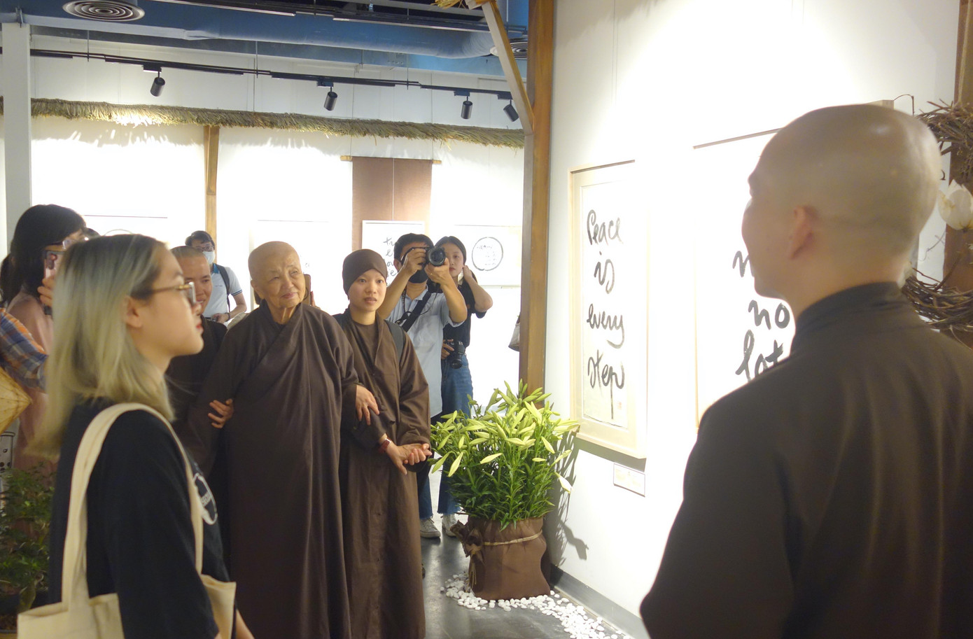 Đông đảo Tăng ni Phật tử và ngườu yêu thiền tới với triển lãm Đông đảo Tăng ni Phật tử và ngườu yêu thiền tới với triển lãm