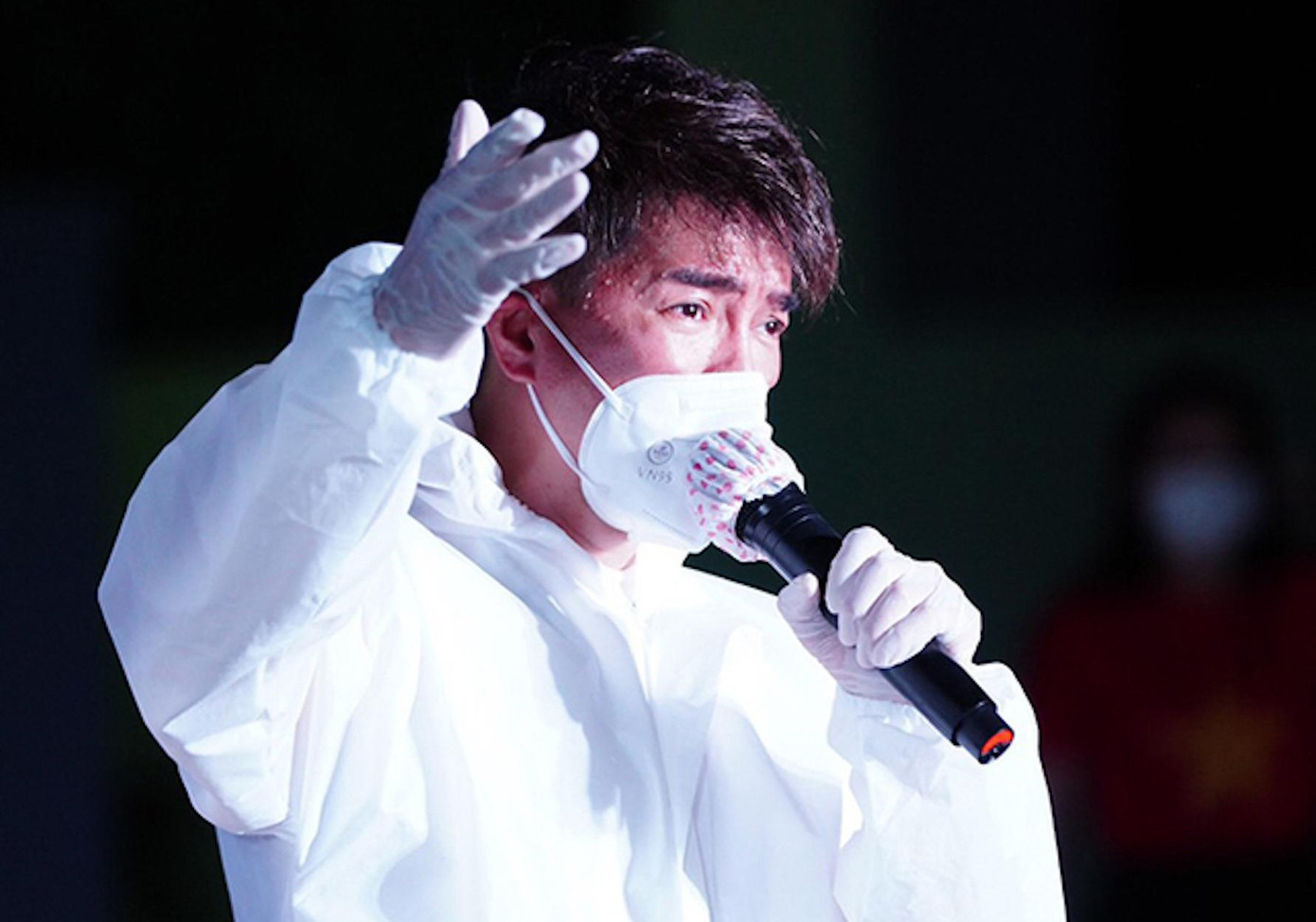 Hình ảnh Đàm Vĩnh Hưng hát tại khu cách ly vào ngày 10/8