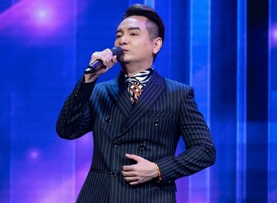 Ca sỹ Việt Quang trong một gameshow truyền hình Ca sỹ Việt Quang trong một gameshow truyền hình