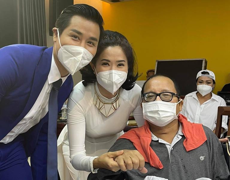 Trần Mạnh Tuấn chụp hình với MC Nguyên Khang, Quỳnh Hoa và ca sỹ Phương Thanh tại bệnh viện Quân y 175