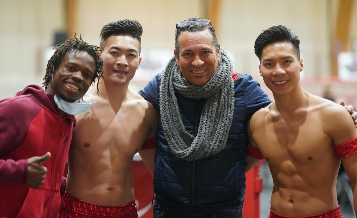 Và chụp hình chung với người hâm mộ