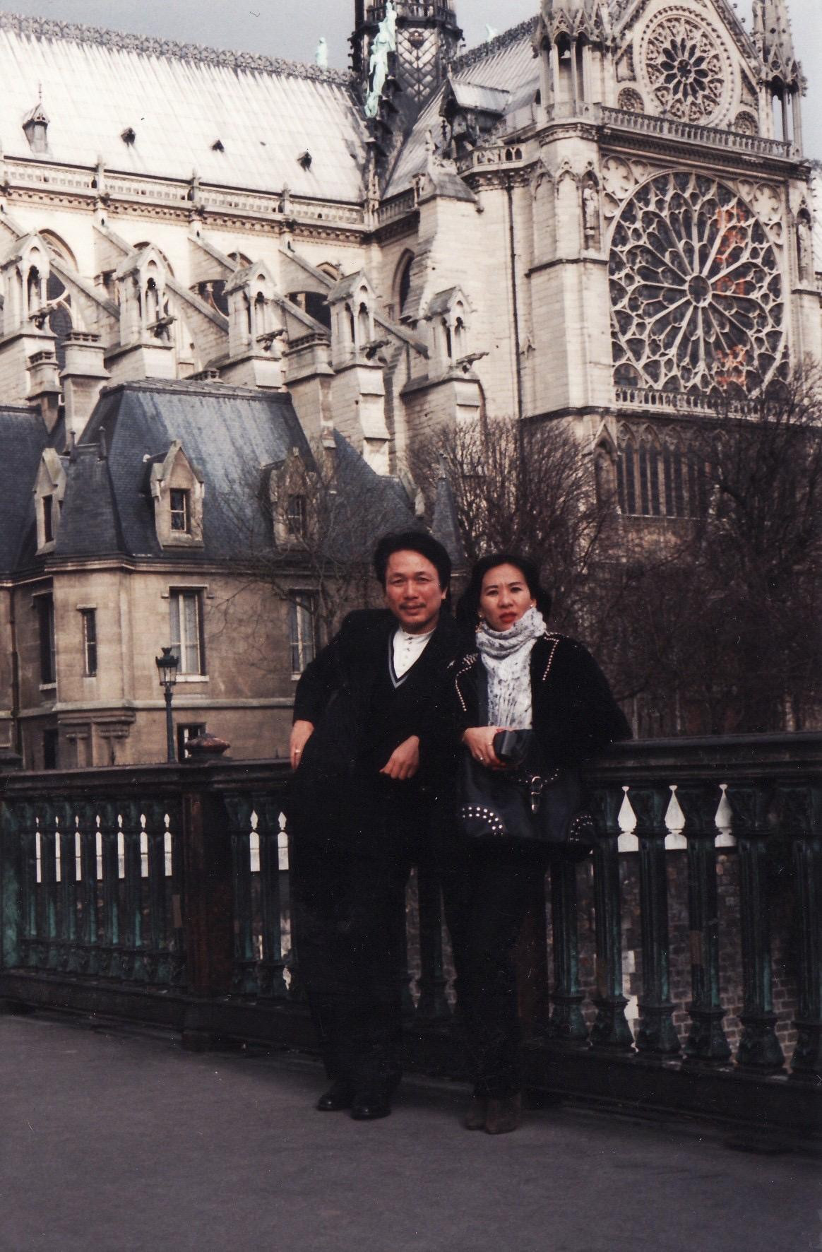 Lệ Thu và Phú Quang chụp hình chung tại Nhà thờ Đức Bà Paris trong lần Phú Quang qua Pháp (Ảnh NVCC) Lệ Thu và Phú Quang chụp hình chung tại Nhà thờ Đức Bà Paris trong lần Phú Quang qua Pháp (Ảnh NVCC)