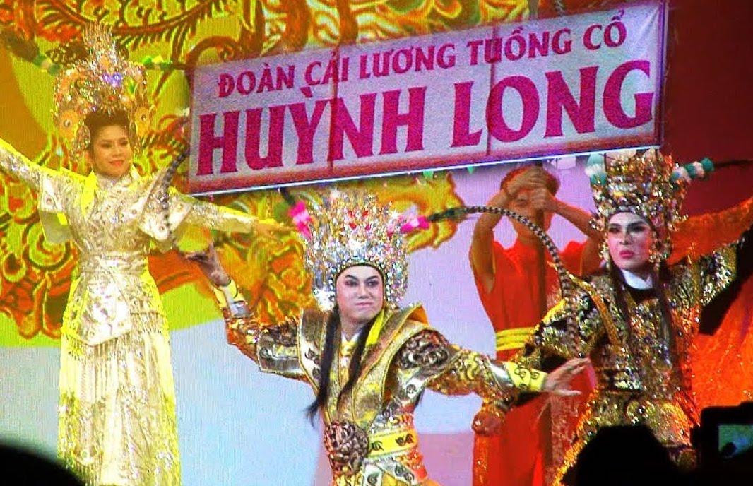 Một vở diễn của đoàn Huỳnh Long Một vở diễn của đoàn Huỳnh Long