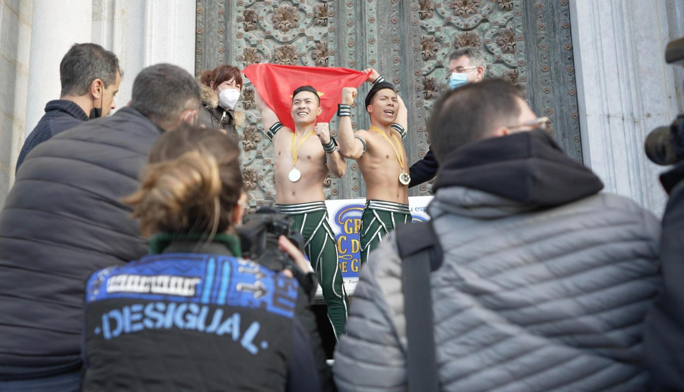 Khán giả vây quanh chúc mừng 2 anh em (Ảnh NVCC)