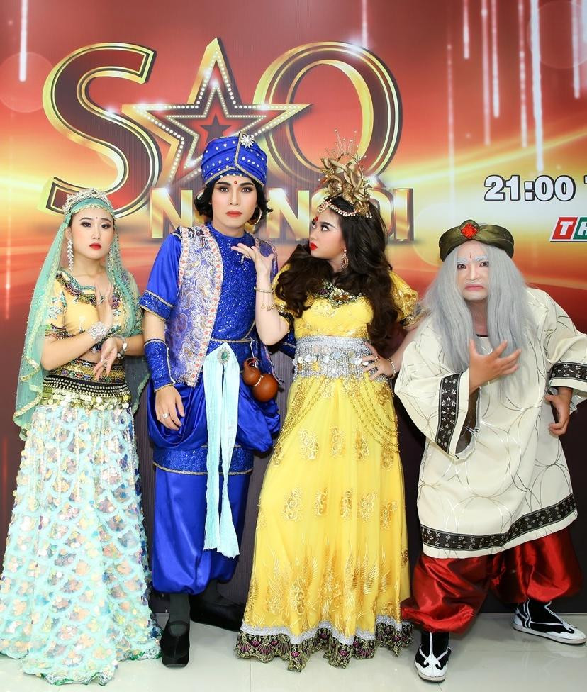 Bobo Hoàng (áo trắng- quần đỏ) cùng dàn diễn viên tre