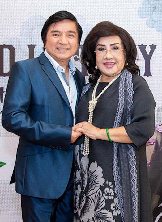 NS Chí Tâm và NSND Lệ Thuỷ trong một lần hát chung