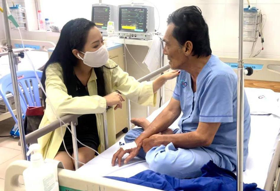 Á hậu- NSƯT Trịnh Chi trong lần vận động và tặ ng quà cho nghệ sỹ Thương Tín