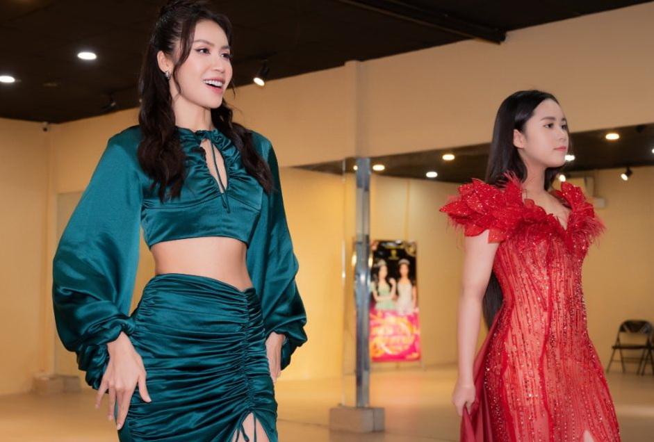 MInh Tú đang hướng dẫn Catwalk cho Vũ Huyền Diệu