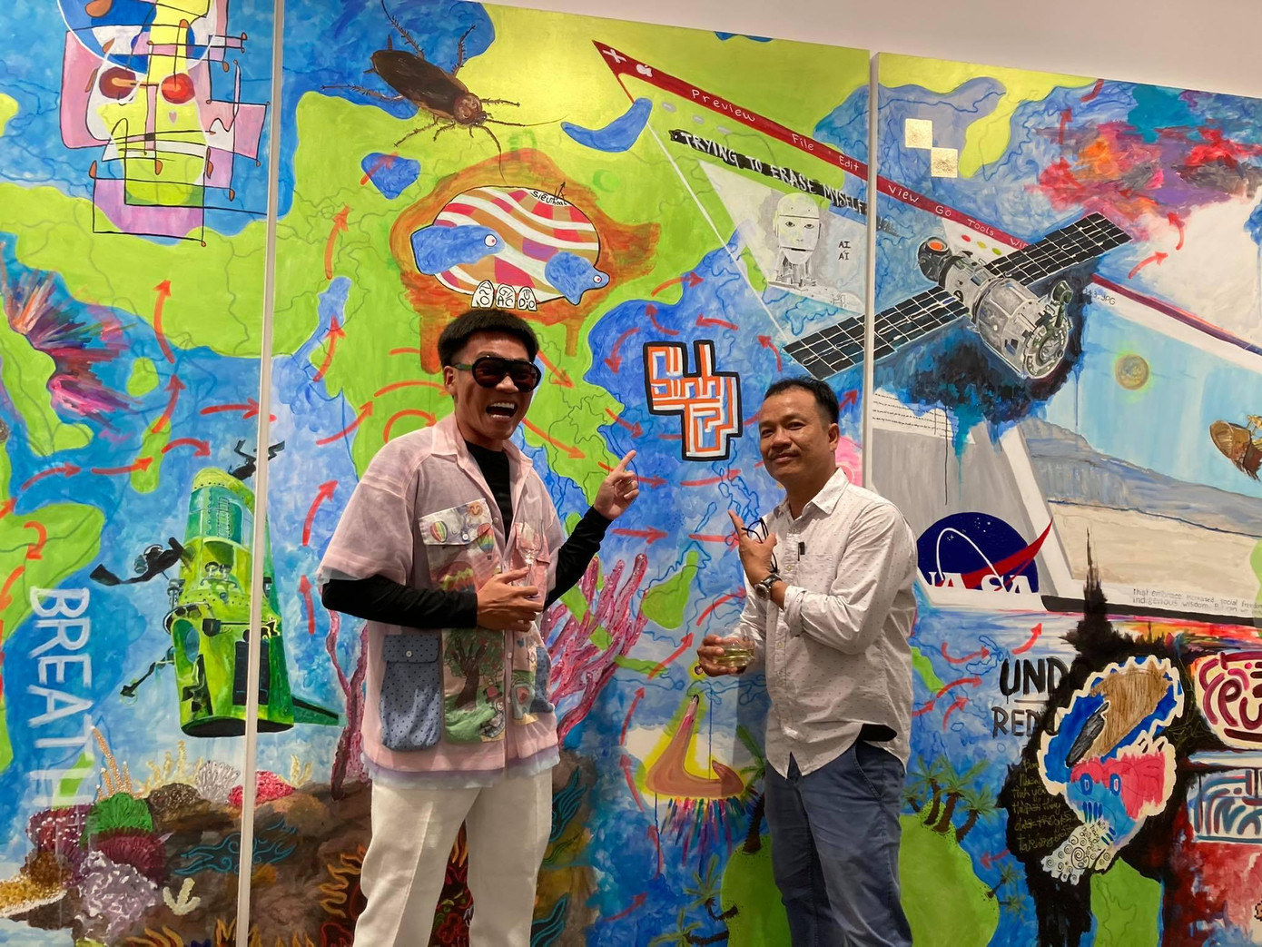 Wowy chụp hình với nhà phê bình Lý Đợi