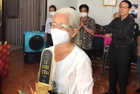 Người thân đón bài vị của Nhà giáo- Đạo diễn Lê Văn Tĩnh (ảnh Thanh Hiệp) Người thân đón bài vị của Nhà giáo- Đạo diễn Lê Văn Tĩnh (ảnh Thanh Hiệp)