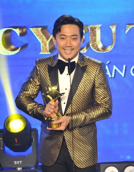 Trấn Thành liên tiếp nhận giải thưởng trên sân khấu Trấn Thành liên tiếp nhận giải thưởng trên sân khấu