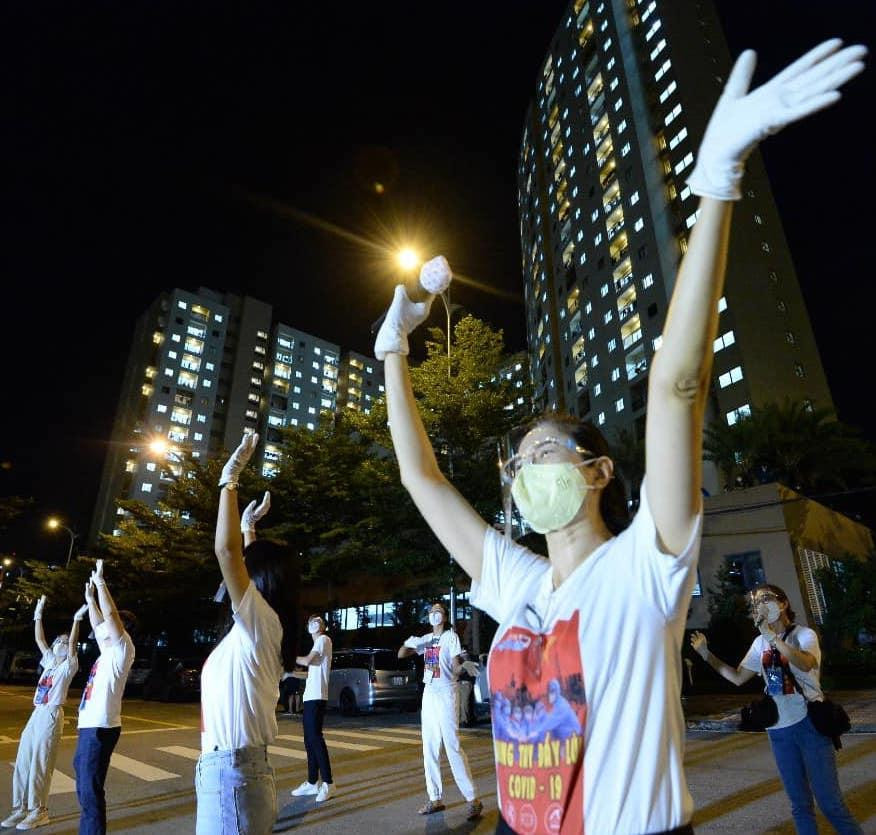 Các nghệ sĩ biểu diễn ở sân bệnh viện dã chiến