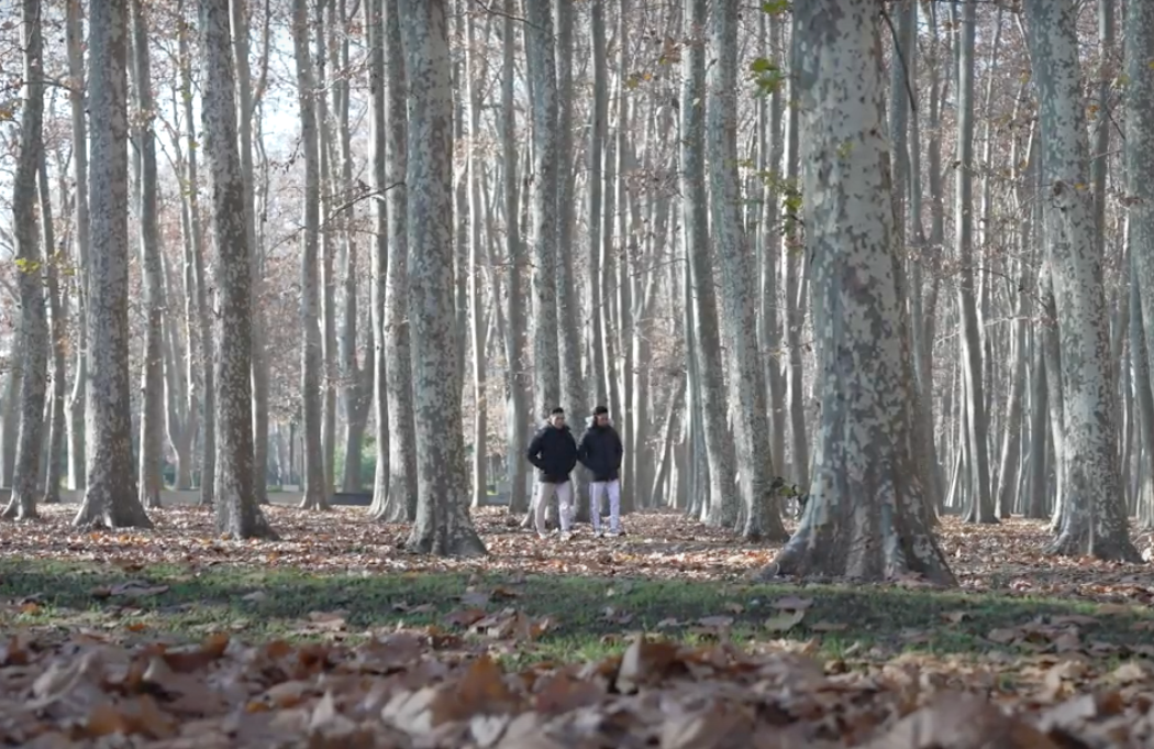 Cơ- Nghiệp đang đi thư giãn để phục hồi sức khoẻ Cơ- Nghiệp đang đi thư giãn để phục hồi sức khoẻ
